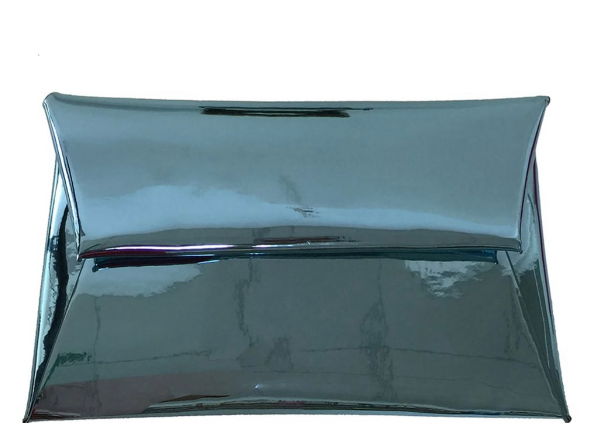 Clutch con toque metalizado